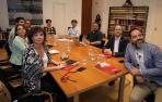 De izquierda a derecha, sentados en la mesa: Ainhoa Unzu, del PSN; Begoña Alfaro, Carlos Guzmán y Daniel López, de Contigo; María Solana, Pablo Azcona y Unai Hualde, de Geroa Bai; y Jorge Aguirre y Ramón Alzórriz, del Partido Socialista