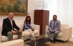 Unai Hualde, con los dos parlamentarios de Vox, Maite Nosti y Emilio Jiménez