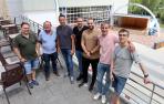 En primera línea, los cantantes Pedro Tres Ayúcar y Adelaida Aróstegui Sánchez. Detrás, de izda. a dcha:  José Miguel Marín Cordón ‘Chivino’ (batería), Jesús Mª Navarro Armendáriz (trompeta), Koldo Mauleón Goñi (trombón, trompeta y acordeón), José Mª Larr