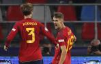 Juan Miranda y el jugador de Osasuna Aimar Oroz celebran el cuarto gol de España