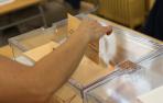Una persona deposita su voto