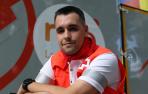 Sergio Gurich Hernández posa en el callejón de la Plaza de Toros, junto al vallado de Cruz Roja