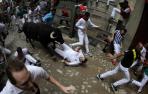 Vídeo de las caídas en la entrada de los toros al callejón en el quinto encierro de San Fermín 2023