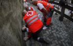 Entrada de los toros en el callejón y la atención de los heridos del séptimo encierro
