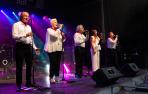 El grupo Mocedades cantando al público que llenó la plaza de la Cruz