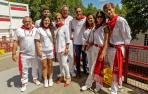 buenaMiguel Induráin, con pantalón vaquero, junto a su esposa (4º) y otros familiares y amigos