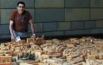 Peio Monteano, junto a la maqueta de Pamplona que hay en el Archivo de Navarra, donde trabaja