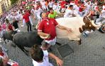Caídas y golpes en el octavo encierro de San Fermín