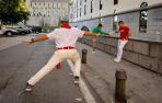 Así se entrenan los mozos minutos antes del último encierro de San Fermín 2023