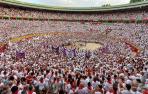 La Monumental de Pamplona, invadida por los mozos tras la última corrida de la Feria del Toro 2023