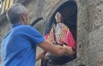 La figura del santo vuelve a su hornacina