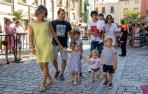 Foto del reparto de pañuelos de fiestas a los niños nacidos en 2022