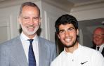 El rey Felipe VI (i) posa para los fotógrafos junto al tenista Carlos Alcaraz (d) tras proclamarse campeón del torneo de Wimbledon