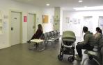 Pacientes en la sala de espera del centro de salud de Peralta