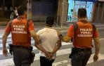 Dos agentes de la Policía Foral con un detenido