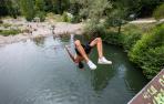 Un joven salta desde el puente medieval de Itorz al río Arga
