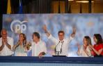 El candidato del Partido Popular, Alberto Núñez Feijoo (3-d), saluda a los simpatizantes en la sede de los populares en Madrid