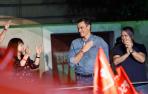 El presidente del Gobierno y líder del PSOE, Pedro Sánchez (c), el cabeza de lista del PSN al Congreso de los Diputados, Santos Cerdán (d)