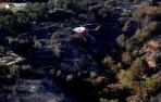 Un helicóptero sobrevuela sobre uno de los incendios declarados en las islas griegas