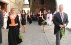 En primer plano, los ediles de UPN Icíar Les y Fernando Ferrer con los trajes de gala, y detrás Olga Chueca (PSN -izda-. e Irene Royo (PP) -dcha.-, con vestidos negros