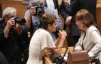 María Chivite  y Uxue Barkos hablan en un receso del pleno en el que se constituyó el Parlamento