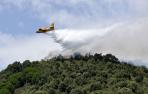 Imagen de un helicóptero echando agua sobre un incendio en la isla de Sicilia