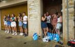 REFUGIADAS DE LA LLUVIA Un grupo de jóvenes se protege de la tormenta junto a una casa con las bebidas que habían preparado para la fiesta