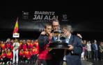 Xabier Asiáin y Pepe Berbegal recogen de manos del presidente de la FIPV, Xavier Cazaubon, el trofeo de campeones del Mundial 2022