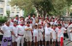 ¡Campeones! Los jóvenes miembros de la Comparsa Perrinche festejan orgullosos junto a su trofeo