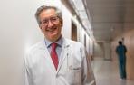 El doctor Jesús San Miguel Izquierdo, en los pasillos de la Clínica Universidad de Navarra