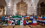 Los jóvenes participantes en la ‘Expedición Balmis, Salvany y Zendal’ posaron para una foto de recuerdo en la iglesia parroquial de Isaba con representantes locales