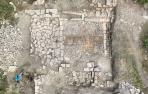 Imagen aérea del suelo que ha salido a la luz tras la excavación y del muro ya consolidado