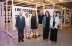 La consejera, Ana Ollo, acompañada del director del Instituto Navarro de la Memoria,  José Miguel Gastón, la comisaria de la exposición, Tània Balló, y familiares de algunas de las protagonistas