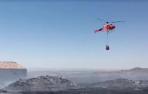 El helicóptero descarga agua en el incendio de San Martín de Unx