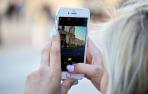 Una mujer hace una foto con Instagram