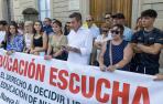 Concentración en la puerta del colegio de Jesuitas de varias familias de las que sus hijos no han sido admitidos en el centro por falta de plaza