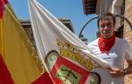 Eduardo García de Galdiano, con la bandera de Los Arcos