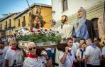La comparsa,  gaiteros, dantzaris y la Banda de Música de Aoiz acompañaron a la procesión