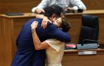 Ramón Alzórriz abraza a María Chivite durante el pleno de investidura