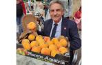 Miguel Ángel Revilla, con los melocotones de Lodosa