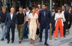 María Chivite llegó al Parlamento flanqueada por su pareja, Miguel Mangado (a su derecha) y Ramón Alzórriz. Junto a ellos resto de parlamentarios y cargos socialistas