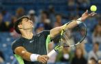 El español Carlos Alcaraz devuelve ante el australiano Jordan Thompson en un partido de la segunda ronda del Masters 1.000 de Cincinnati