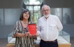 Los investigadores Ana María González Gil y Ángel García-Sanz Marcotegui posan con su nueva obra