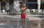 Un niño, refrescándose este martes al mediodía en los chorros de agua de la pamplonesa plaza de Yamaguchi