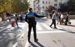 Un agente de Policía Municipal regulando un paso de peatones en Tudela