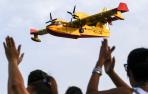 Cientos de personas se dan cita en el puerto de Santa Cruz de Tenerife este miércoles para agradecer a los equipos de extinción de incendios su labor en el incendio forestal