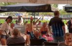 Los hinchas del Brujas entretienen la espera en los bares de la plaza del Castillo