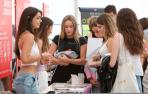Estudiantes, en la carpa de la Jornada de Bienvenida del año pasado