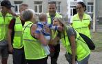 Cristina Ibarrola saluda a un bebé en su visita a Leópilis en 2022