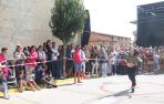 Una de las participantes en la prueba de ayer de Cadreita, en pleno lanzamiento de tomate